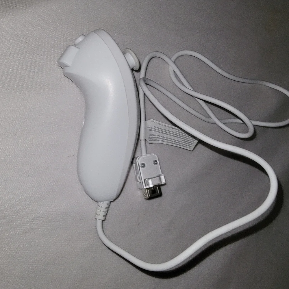 White Wii Nunchuk Controller for Enhanced Gameplay